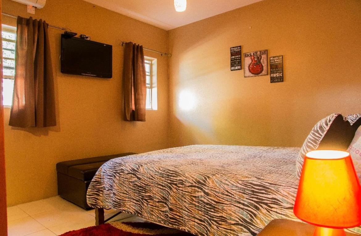 One32 Guest House Kingston Extérieur photo